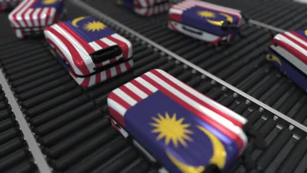 Viele Reisekoffer mit der malaysischen Flagge auf Rollenbahnen. Konzeptionelle Animation des malaysischen Tourismus — Stockvideo