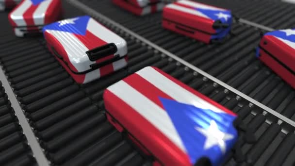 Birçok seyahat bavulları tekerlekli konveyör üzerinde Porto Riko bayrağı içeren. Porto Riko Turizm kavramsal animasyon — Stok video