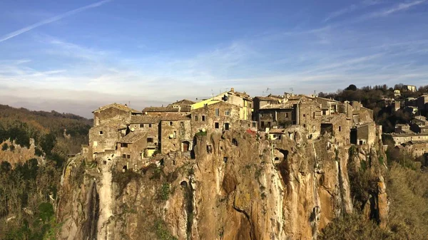 Tiro aéreo da cidade de Calcata em rocha alta. Lazio, Itália — Fotografia de Stock