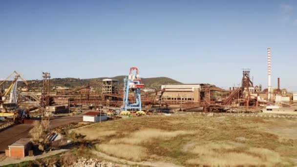 Letecký pohled na přístav a starou průmyslovou oblast nedaleko Piombino, Itálie — Stock video