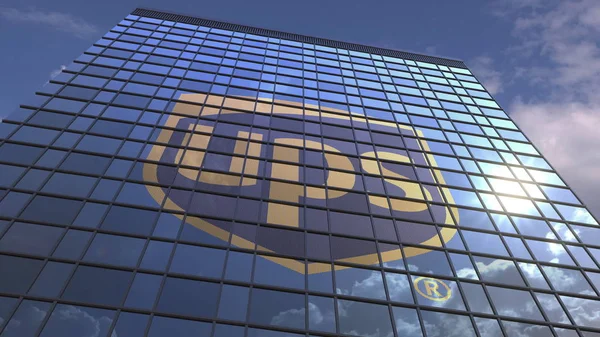 Logo UPS contro edificio moderno che riflette cielo e nuvole, rendering editoriale 3D — Foto Stock