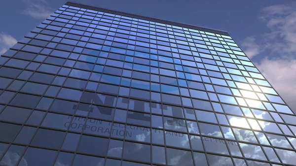 Logo NTT na elewacji mediów z odzwierciedleniem pochmurno niebo, redakcyjne renderowanie 3D — Zdjęcie stockowe