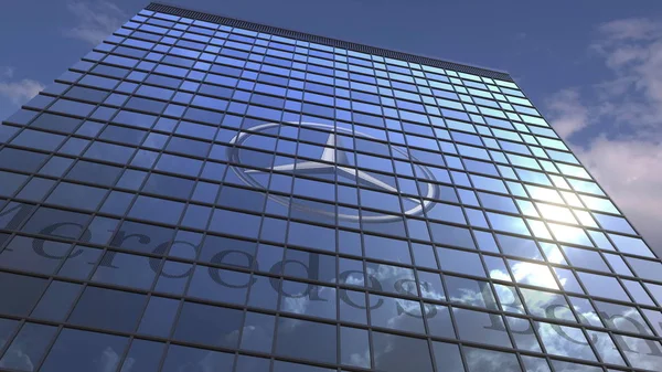 Logo MERCEDES-BENZ contra edificio moderno reflejando cielo y nubes, representación editorial 3D — Foto de Stock