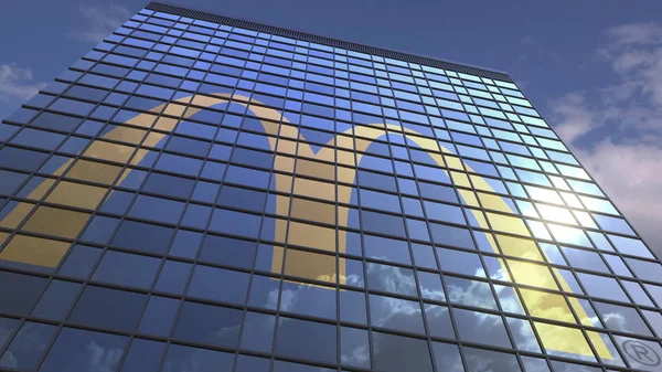 Logotipo de MCDONALDS en una fachada mediática con cielo nublado reflectante, representación editorial 3D — Foto de Stock