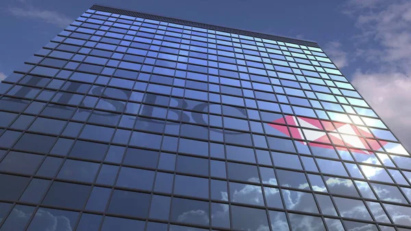 Logotipo de HSBC en una fachada de medios con cielo nublado reflectante, representación editorial 3D —  Fotos de Stock