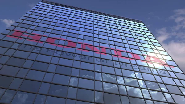 Logotipo de HONDA contra edificio moderno que refleja cielo y nubes, representación editorial 3D —  Fotos de Stock