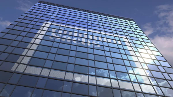 Logo de GOLDMAN SACHS en una fachada de medios con cielo nublado reflectante, representación editorial 3D —  Fotos de Stock