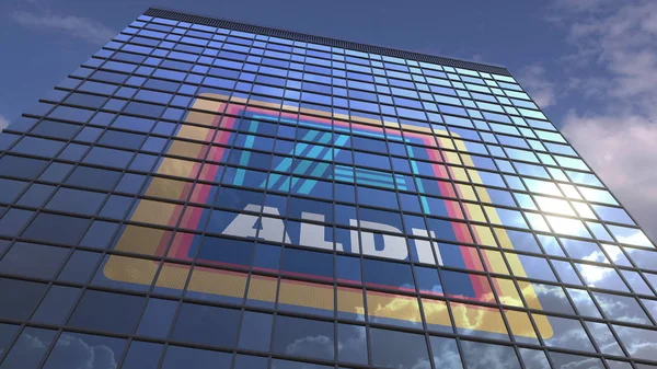 Aldi logo op modern gebouw reflecterende hemel en wolken, redactionele 3D rendering — Stockfoto