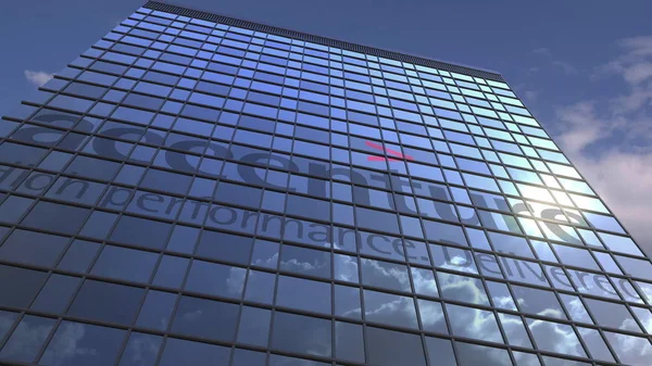 Logotipo de ACCENTURE en una fachada de medios con cielo nublado reflectante, representación editorial 3D —  Fotos de Stock