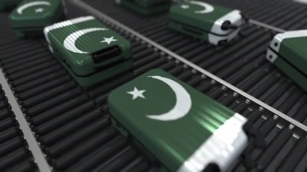 许多旅行行李箱上都有巴基斯坦国旗的滚子输送机。巴基斯坦旅游概念动画 — 图库视频影像