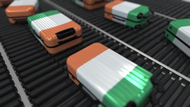 Birçok seyahat bavulları silindir konveyör üzerinde Irlanda repulic bayrağı içeren. İrlandalı Turizm kavramsal animasyon — Stok video