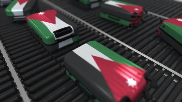 Wiele walizki podróżne wyposażone flaga Jordanii na przenośnik rolkowy. Animacja koncepcyjna turystyki Jordanii — Wideo stockowe