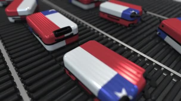 Muitas malas de viagem com bandeira do Chile em transportador de rolos. Turismo chileno animação conceitual — Vídeo de Stock
