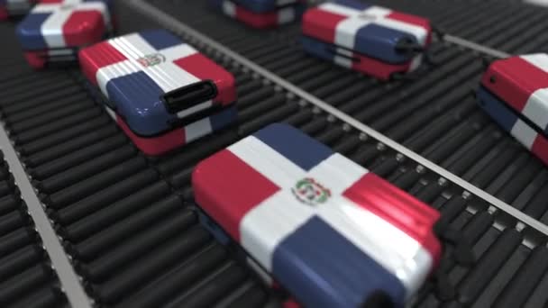 Molte valigie da viaggio con bandiera della Repubblica Dominicana su trasportatore a rulli. Animazione concettuale legata al turismo — Video Stock