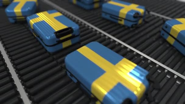 Molte valigie da viaggio con bandiera svedese su trasportatore a rulli. Turismo svedese animazione concettuale — Video Stock