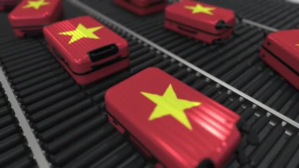Многие чемоданы с флагом Вьетнама на роликовом конвейере. Концептуальная анимация туризма во Вьетнаме — стоковое видео