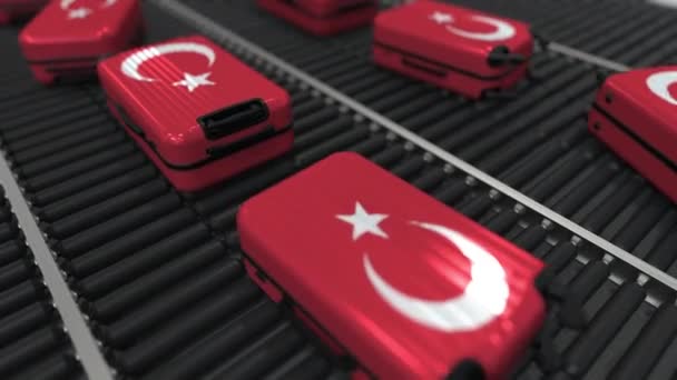 De nombreuses valises de voyage avec drapeau de la Turquie sur convoyeur à rouleaux. Tourisme turc animation conceptuelle — Video