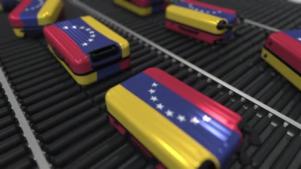 Muchas maletas de viaje con bandera de Venezuela en el transportador de rodillos. Animación conceptual del turismo venezolano — Vídeos de Stock