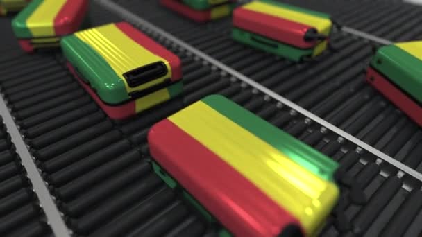De nombreuses valises de voyage avec drapeau de la Bolivie sur convoyeur à rouleaux. Tourisme bolivien animation conceptuelle — Video