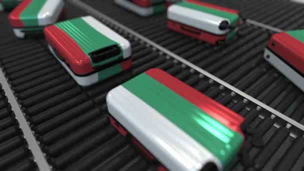 许多旅行手提箱在滚筒运输器上印有保加利亚国旗。保加利亚旅游概念动画 — 图库视频影像