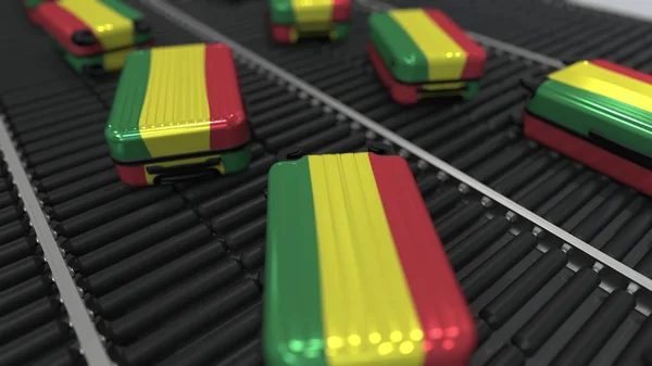 Många resor resväskor featuring flagga Bolivia på rulle Conveyer. Boliviansk turism Konceptuell 3D-rendering — Stockfoto