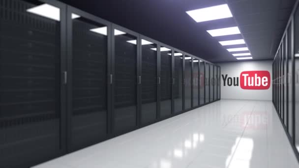 Logo di YOUTUBE sulla parete di una sala server, animazione editoriale 3D — Video Stock