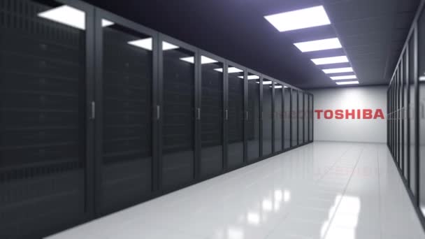 Logo Toshiba na ścianie serwerowej sali, redakcyjnej animacji 3D — Wideo stockowe