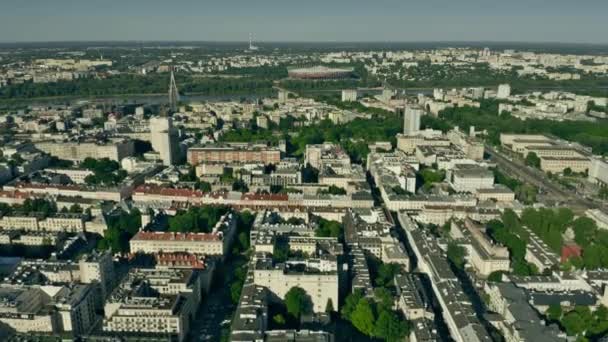 Vista aérea de Varsovia desde el centro de la ciudad hacia el río Vístula. Polonia — Vídeos de Stock