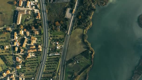 Εναέρια κορυφαία βολή βιομηχανικής περιοχής, ποταμού και αυτοκινητοδρόμου στην Ούμπρια, Ιταλία — Αρχείο Βίντεο