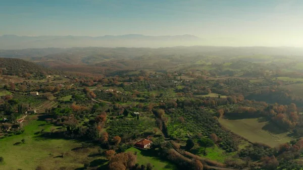 Vista aérea de pintorescos paisajes del centro de Italia en invierno —  Fotos de Stock