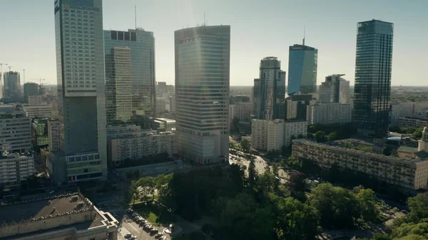 WARSAW, POLONIA - 5 DE JUNIO DE 2019. Vista aérea de los rascacielos del distrito financiero en el centro de la ciudad — Foto de Stock
