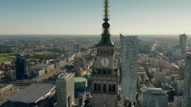 GARANTIA, POLÓNIA - JUNHO 5, 2019. Vista aérea do famoso Palácio da Cultura e Ciência dentro da paisagem urbana — Vídeo de Stock