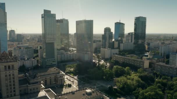 Warschau, Polen - 5. Juni 2019. Luftaufnahme der Wolkenkratzer des Geschäftsviertels im Stadtzentrum — Stockvideo
