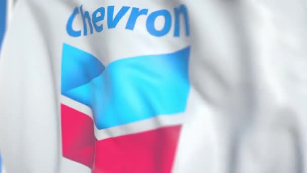 Waving flaga z logo Chevron Corporation, zbliżenie. Redakcyjnej pętli animacji 3D — Wideo stockowe