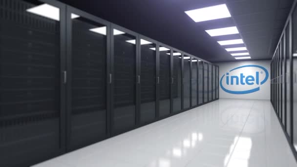 Λογότυπο Intel στο δωμάτιο του διακομιστή, συντακτική κίνηση 3D — Αρχείο Βίντεο