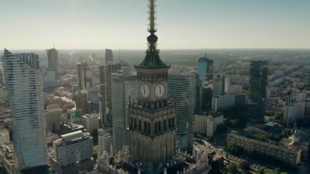 Varşova, Polonya - 5 Haziran 2019. Şehir merkezindeki gökdelenlerde Kültür ve Bilim Sarayı'nın havadan çekilmiş fotoğrafı — Stok video