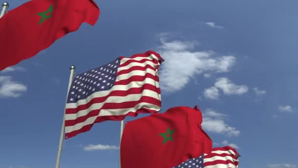 Mávající vlajky Maroka a USA na nebeském pozadí, smyklihodné 3D animace — Stock video