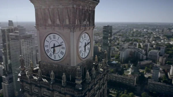 Vista aérea del reloj con escudo de armas de la ciudad en el histórico Palacio de Cultura y Ciencia en el centro de Varsovia, Polonia — Foto de Stock