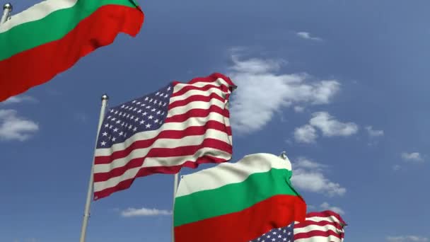 Mávající vlajky Bulharska a USA na nebeském pozadí, smyklihodné 3D animace — Stock video