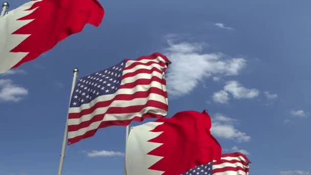 Ondeando banderas de Bahréin y los EE.UU. en el fondo del cielo, animación 3D loopable — Vídeo de stock