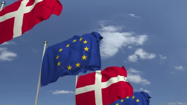 Viftande flaggor i Danmark och EU på Sky bakgrund, loopable 3D animation — Stockvideo