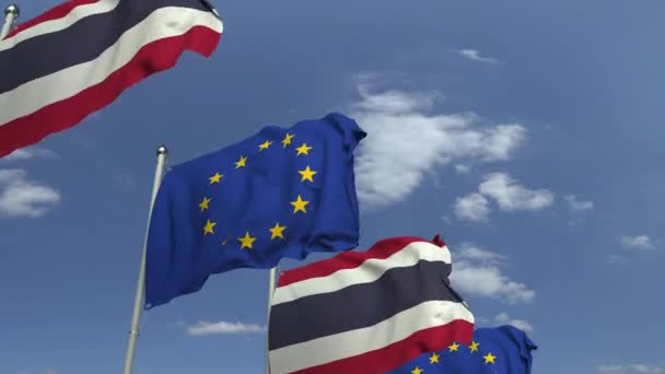 Vlajky Thajska a Evropské unie proti modrému nebi, smyklihodné 3D animaci — Stock video