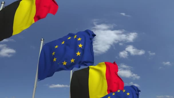 Vlaggen van België en de Europese Unie tegen Blue Sky, loop bare 3D-animatie — Stockvideo