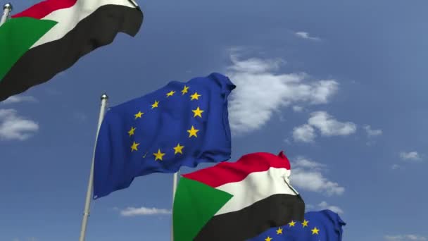 Acenando bandeiras do Sudão e da UE no fundo do céu, animação 3D loopable — Vídeo de Stock