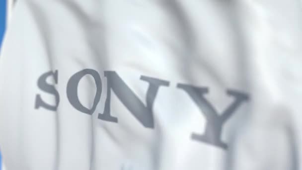 Bandera ondeando con el logotipo de Sony Corporation, primer plano. Animación en 3D loopable editorial — Vídeo de stock