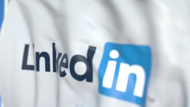 Размахиваю флагом с логотипом корпорации LinkedIn, крупным планом. Передвижная 3D-анимация — стоковое видео