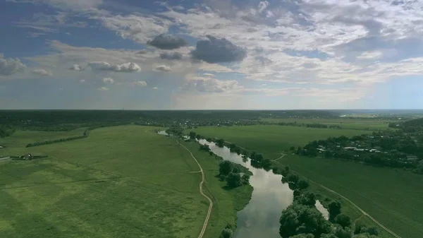 Vista aérea pitoresca do rio Moskva perto de Zvenigorod em um dia de verão parcialmente nublado, Rússia — Fotografia de Stock