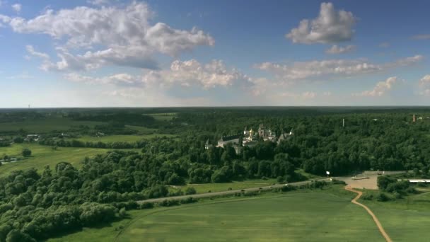 在兹韦尼戈罗德附近的俄罗斯东正教修道院萨维诺-斯托罗日夫斯基修道院的鸟瞰图，在部分多云的夏季。俄罗斯 — 图库视频影像