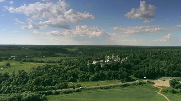 Vista aérea do Mosteiro Savvino-Storozhevsky, um mosteiro ortodoxo russo perto de Zvenigorod, em um dia de verão parcialmente nublado. Rússia — Fotografia de Stock
