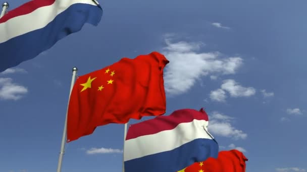 Banderas de Holanda y China contra el cielo azul, animación 3D loopable — Vídeo de stock